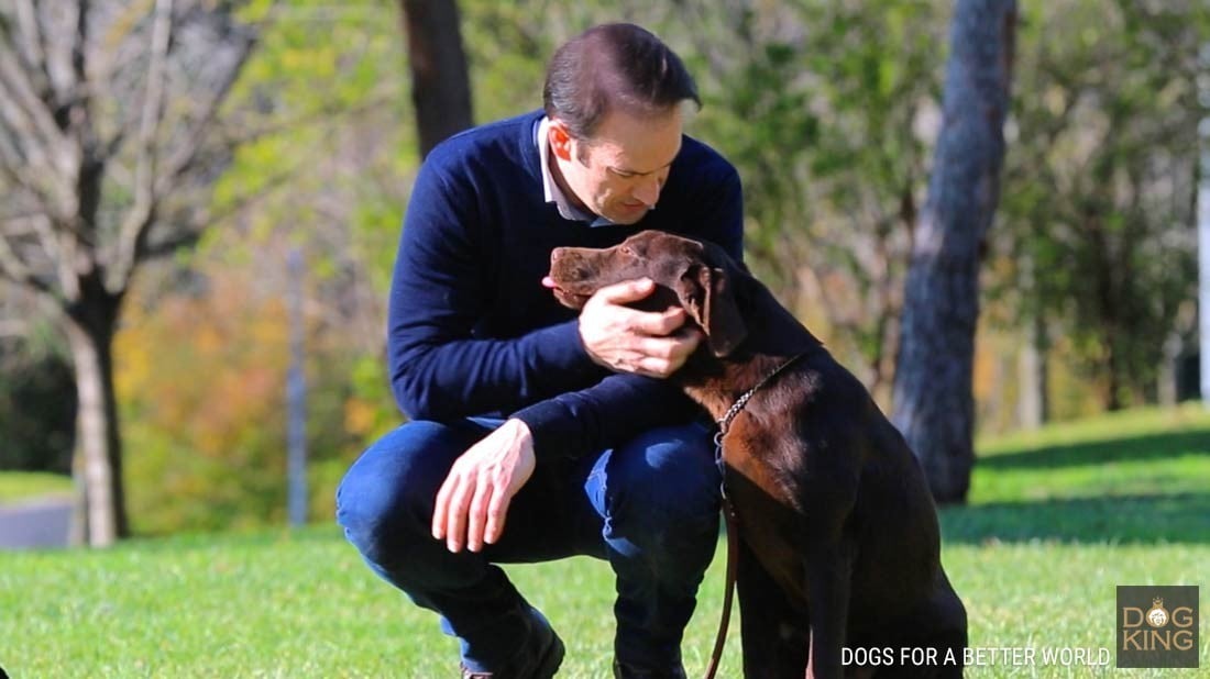 hombre hablando con su perro