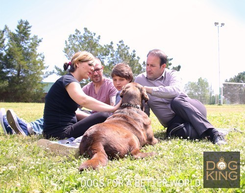 terapeuta canino con familia de iker